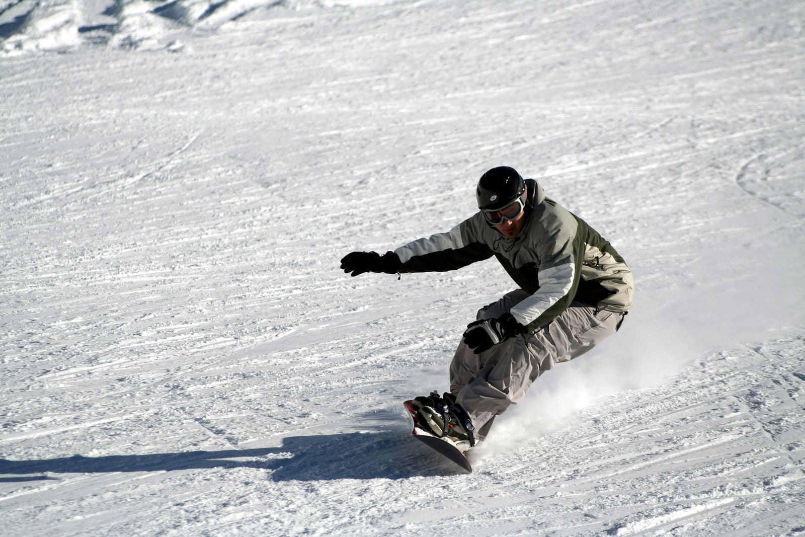 Snowboarder fährt einen sauberen Schwung auf der präparierten Piste
